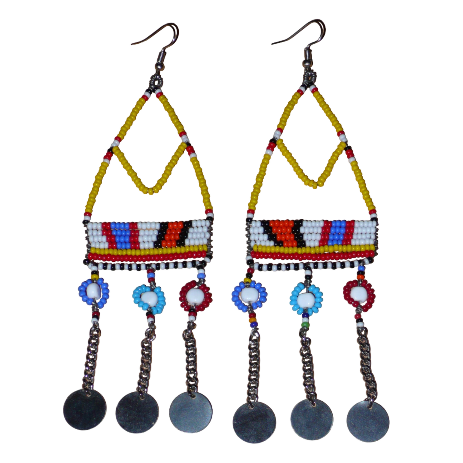 Authentiques boucles d'oreilles africaines Massai jaunes et multicolores composées de perles de rocaille, de perles en plastique et de disques métalliques. Elles mesurent 15 cm de long et se portent sur des oreilles percées.