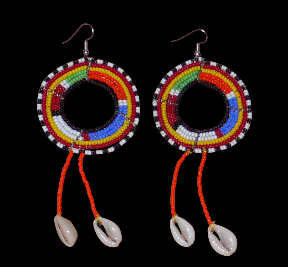 Longues boucles d'oreilles africaines Massai rondes à franges perlées, composées de perles de rocaille orange et multicolores et de coquillages cauris. Elles mesurent 12 cm de long et 5 cm de large, et se portent sur des oreilles percées.