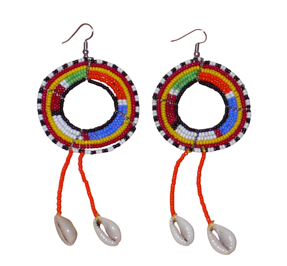 Longues boucles d'oreilles africaines Massai rondes à franges perlées, composées de perles de rocaille orange et multicolores et de coquillages cauris. Elles mesurent 12 cm de long et 5 cm de large, et se portent sur des oreilles percées.