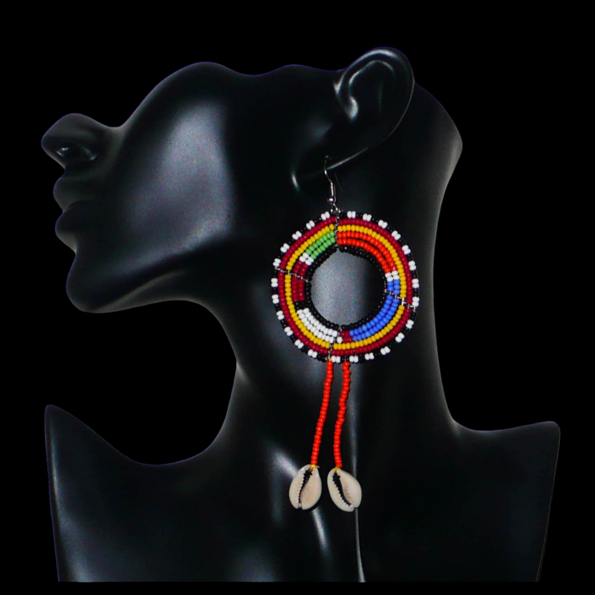 Longues boucles d'oreilles africaines Massai rondes à franges perlées, composées de perles de rocaille orange et multicolores et de coquillages cauris. Elles mesurent 12 cm de long et 5 cm de large, et se portent sur des oreilles percées.