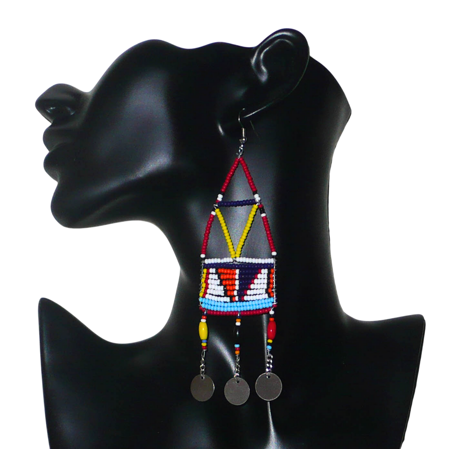Longues boucles d'oreilles africaines à motifs géométriques Massai composées de perles de rocaille et de plastique rouges et multicolores, et de chaînettes décorées de perles et de disques métalliques. Elles mesurent 13 cm de long et 4 cm de large et se portent sur des oreilles percées.