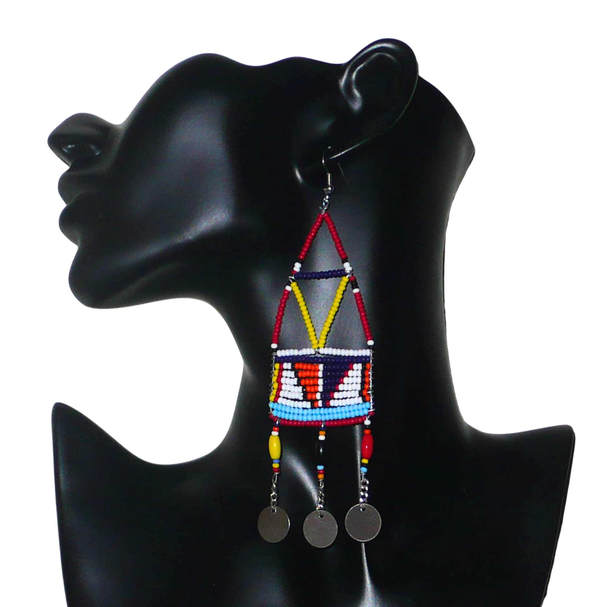 Longues boucles d'oreilles africaines à motifs géométriques Massai composées de perles de rocaille et de plastique rouges et multicolores, et de chaînettes décorées de perles et de disques métalliques. Elles mesurent 13 cm de long et 4 cm de large et se portent sur des oreilles percées.