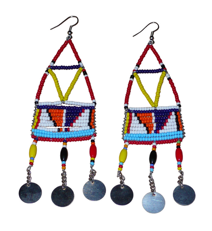 Longues boucles d'oreilles africaines à motifs géométriques Massai composées de perles de rocaille et de plastique rouges et multicolores, et de chaînettes décorées de perles et de disques métalliques. Elles mesurent 13 cm de long et 4 cm de large et se portent sur des oreilles percées.