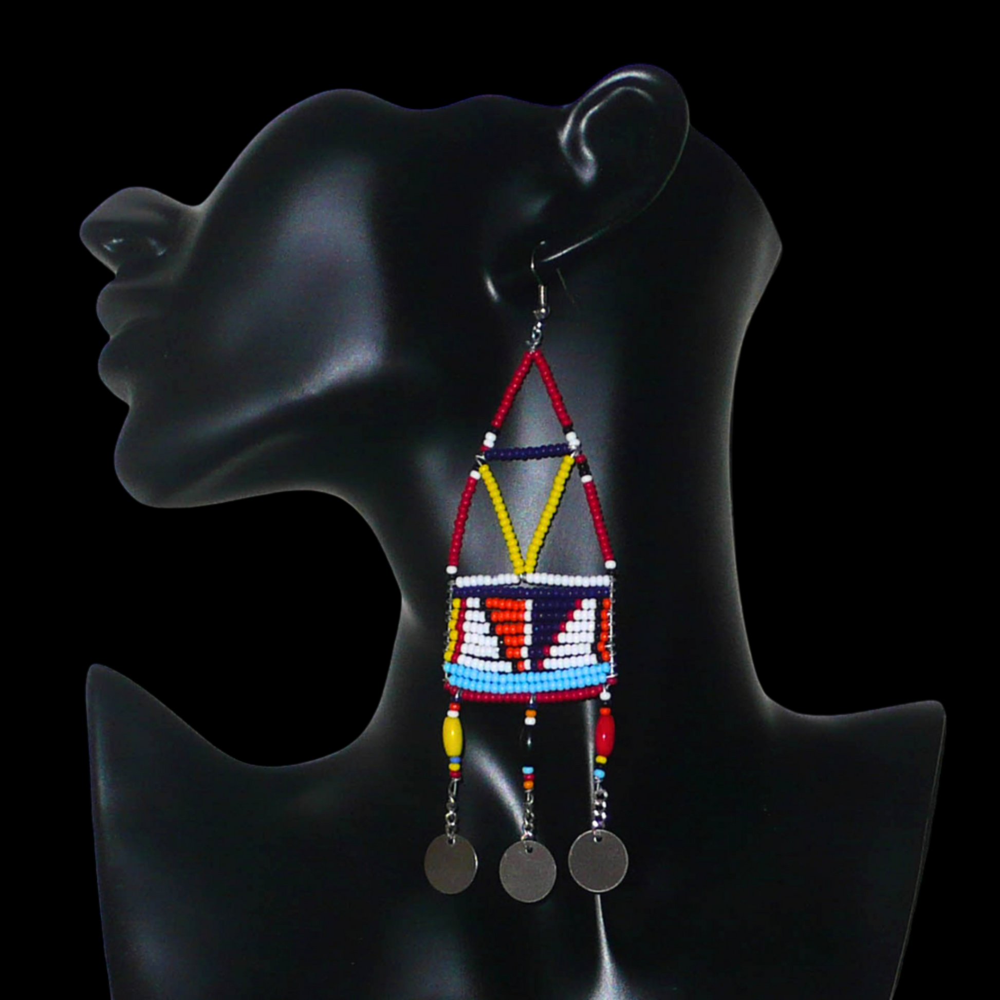 Longues boucles d'oreilles africaines à motifs géométriques Massai composées de perles de rocaille et de plastique rouges et multicolores, et de chaînettes décorées de perles et de disques métalliques. Elles mesurent 13 cm de long et 4 cm de large et se portent sur des oreilles percées.