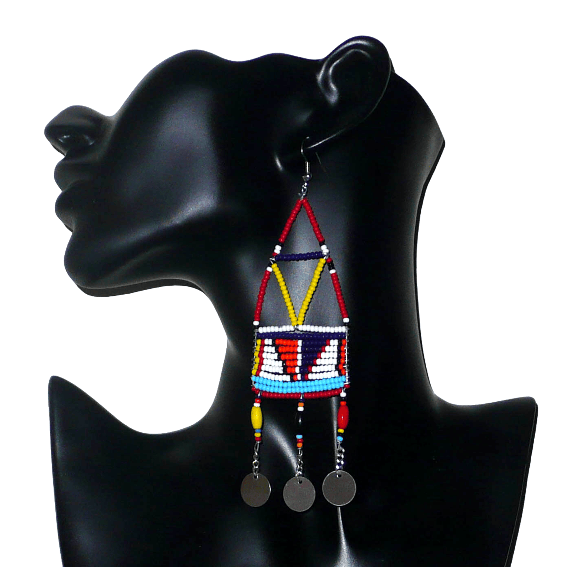 Longues boucles d'oreilles africaines à motifs géométriques Massai composées de perles de rocaille et de plastique rouges et multicolores, et de chaînettes décorées de perles et de disques métalliques. Elles mesurent 13 cm de long et 4 cm de large et se portent sur des oreilles percées.