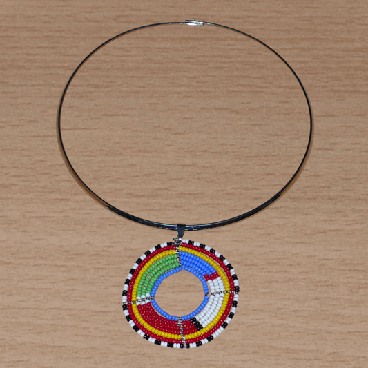 Bijou africain se composant d'un collier ras de cou en laiton agrémenté d'un médaillon Massai fait d'un tissage de perles de rocaille principalement rouges, vertes, bleues et blanches.