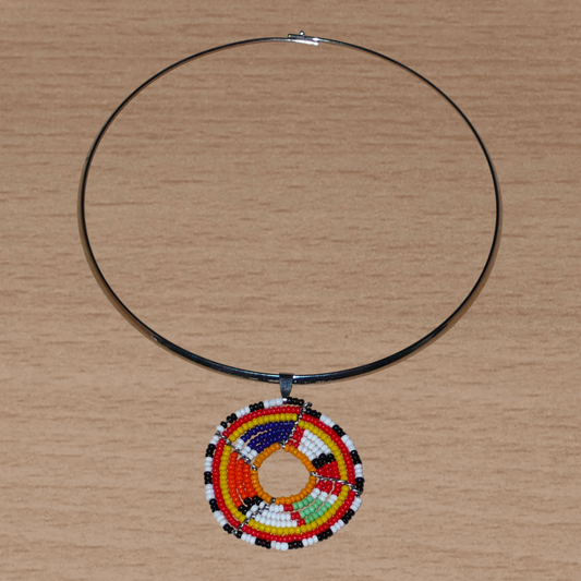 Collier africain composé d'un ras de cou en laiton orné d'un médaillon fait de perles de rocaille multicolores. 