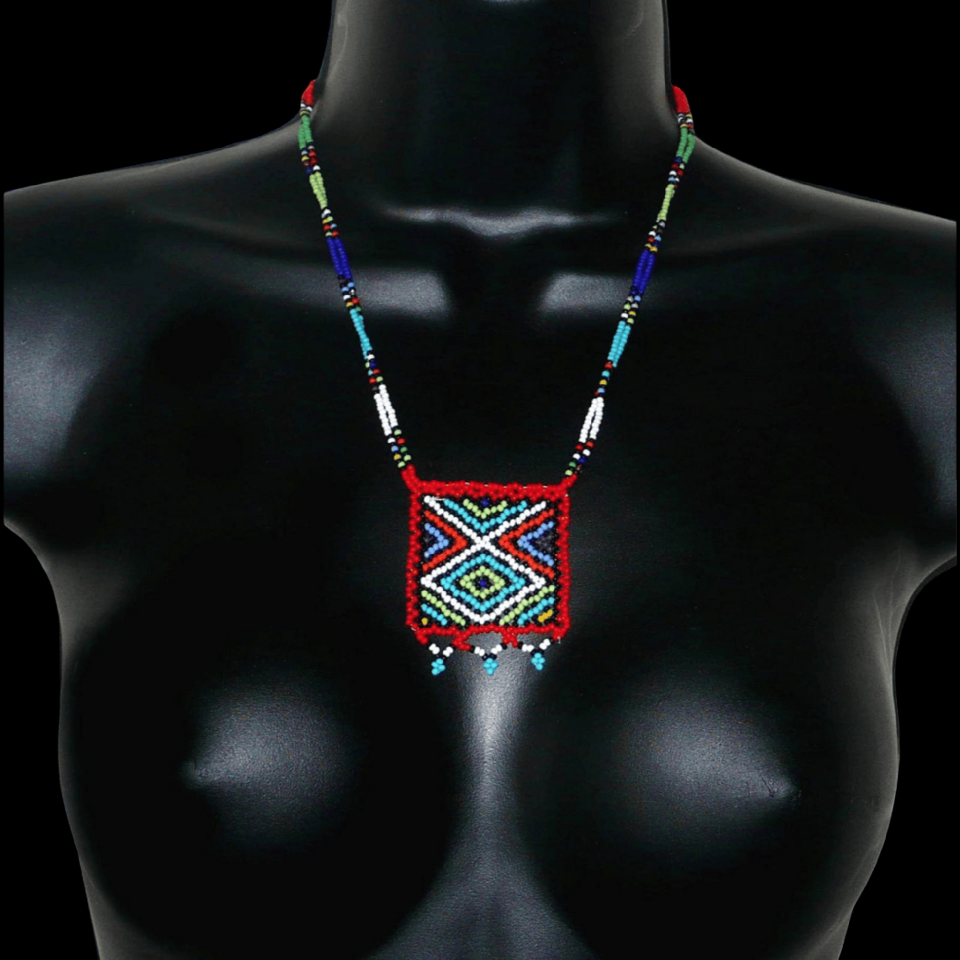 Collier africain traditionnel zoulou avec pendentif carré à motifs ethniques en perles de rocaille rouges et multicolores.