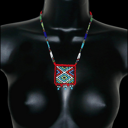 Collier africain traditionnel zoulou avec pendentif carré à motifs ethniques en perles de rocaille rouges et multicolores.