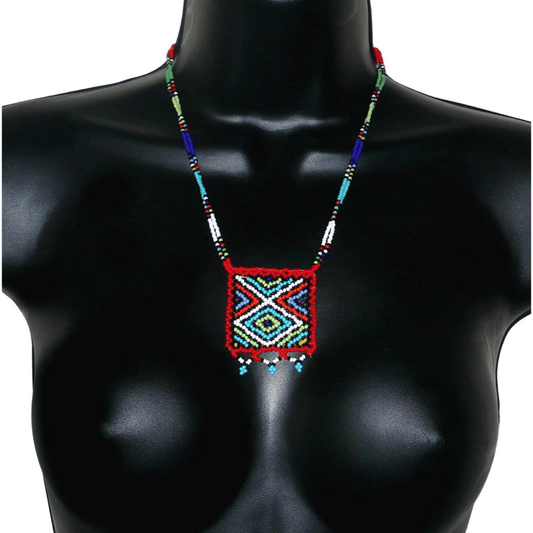 Collier africain traditionnel zoulou avec pendentif carré à motifs ethniques en perles de rocaille rouges et multicolores.