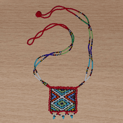 Collier africain traditionnel zoulou avec pendentif carré à motifs ethniques en perles de rocaille rouges et multicolores.