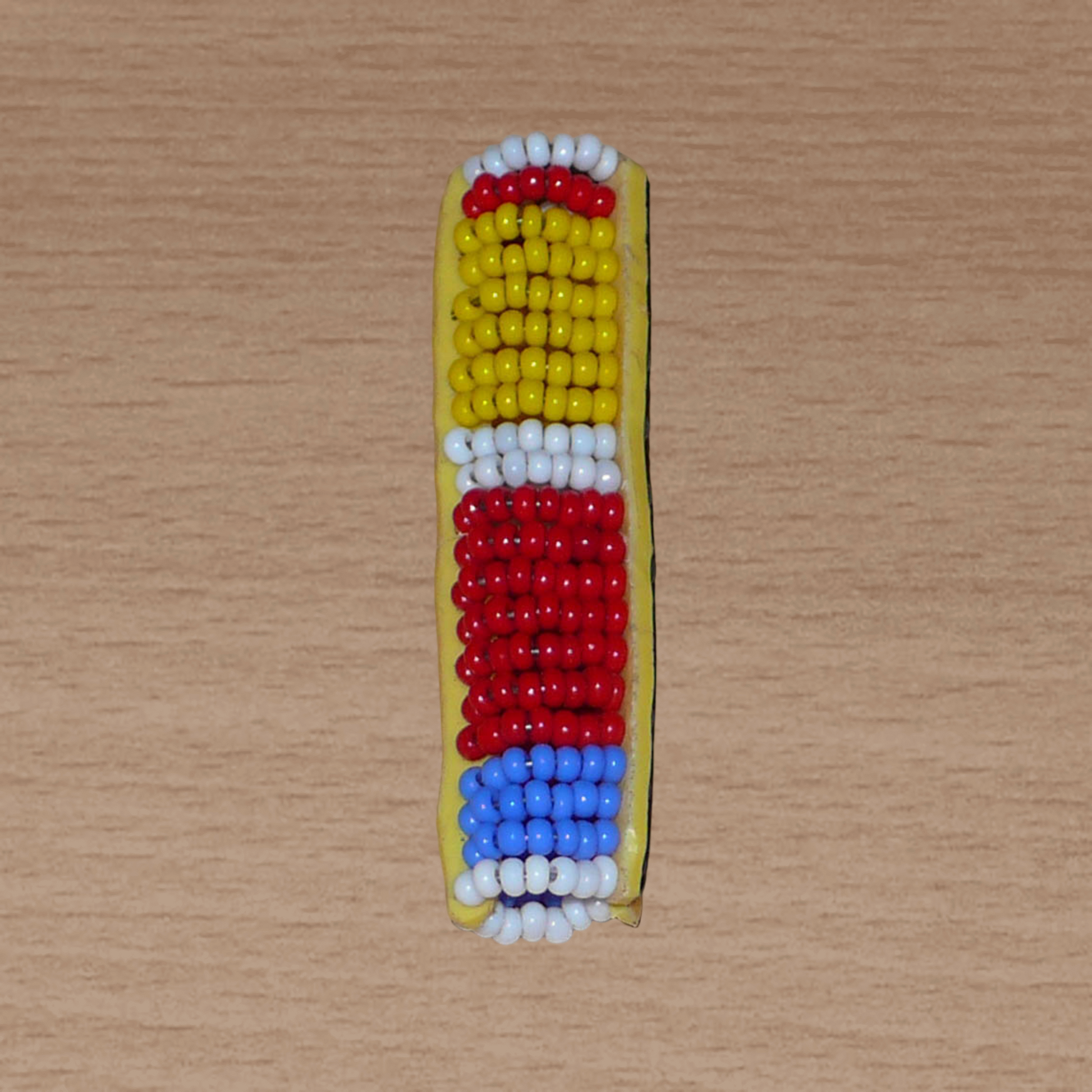 Bijou de locs africain Massai en perles de rocaille jaunes, rouges, bleues et blanches.