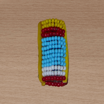 Bijou de locks africain Massai en perles de rocaille bleues, rouges et jaunes.