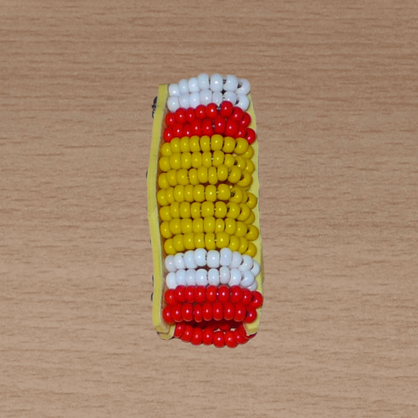 Bijou de locs africain Massai en perles de rocaille jaunes, rouges et blanches.