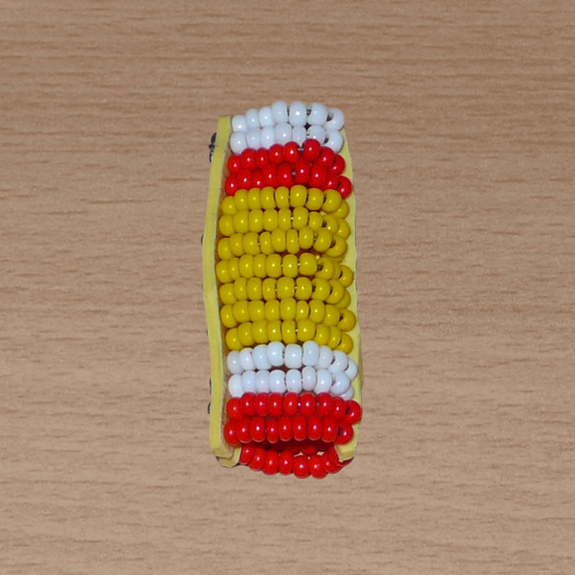 Bijou de locs africain Massai en perles de rocaille jaunes, rouges et blanches.