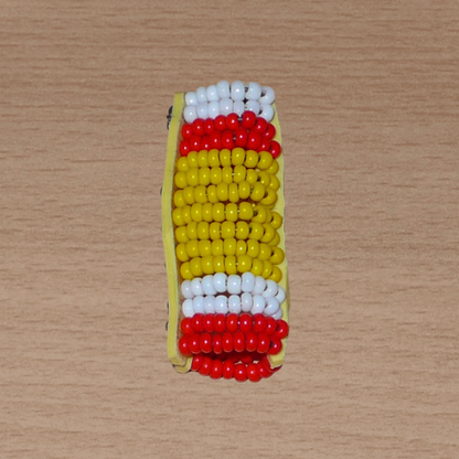 Bijou de locs africain Massai en perles de rocaille jaunes, rouges et blanches.