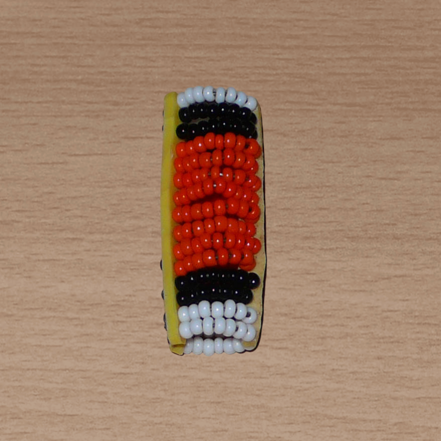 Bijou de locs africain Massai en perles de rocaille orange, noires et blanches.