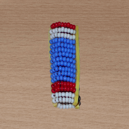 Bijou de locs Massai en perles de rocaille bleues, rouges et blanches.