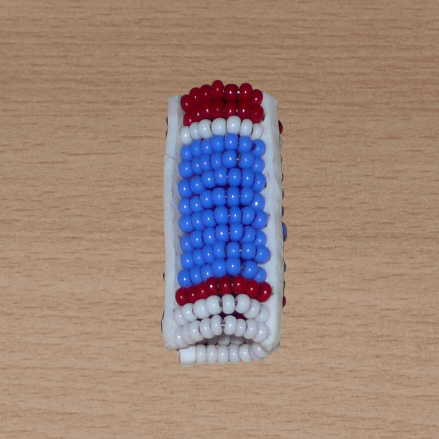 Bijou de locs africain Massai en perles de rocaille bleues, blanches et rouges.