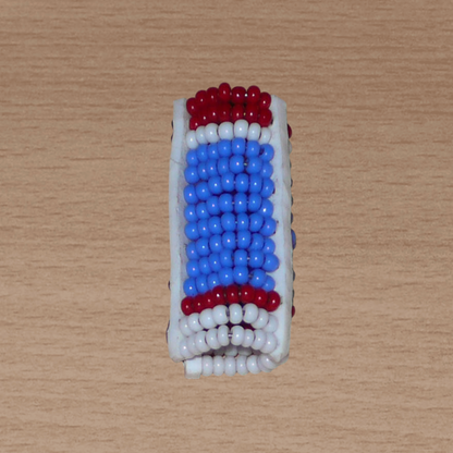 Bijou de locs africain Massai en perles de rocaille bleues, blanches et rouges.
