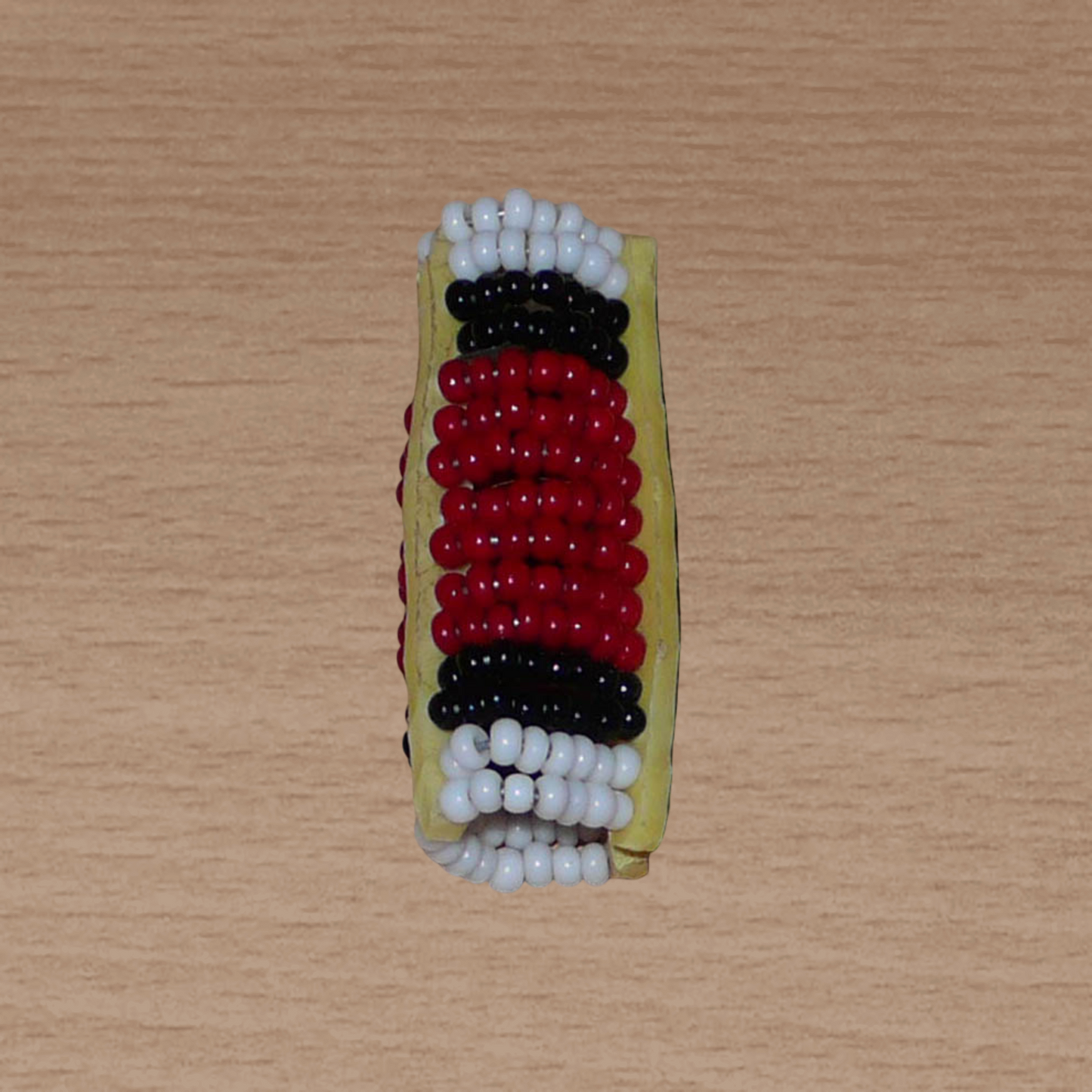 Bijou de locs africain Massai en perles de rocaille rouges, noires et blanches.