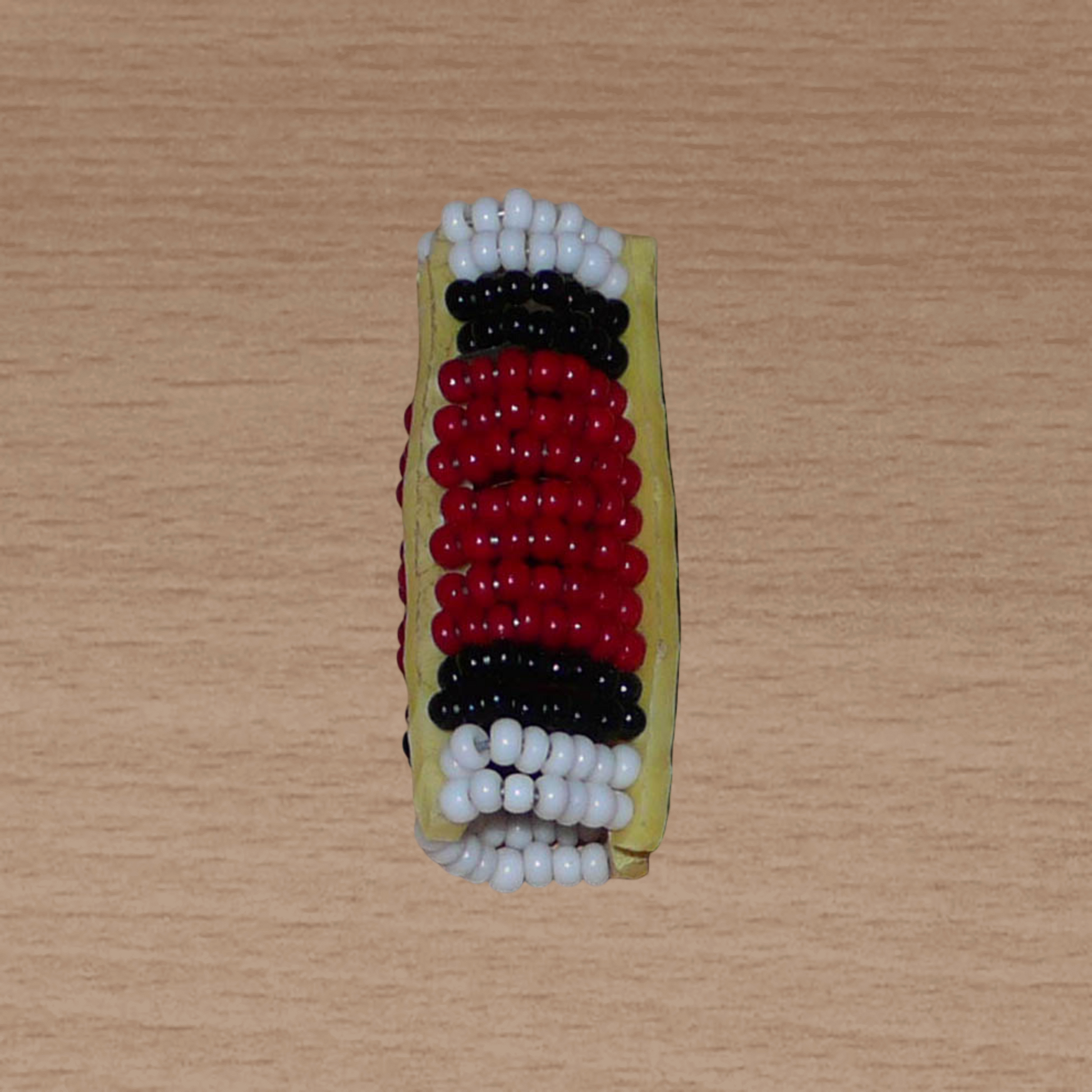 Bijou de locs africain Massai en perles de rocaille rouges, noires et blanches.
