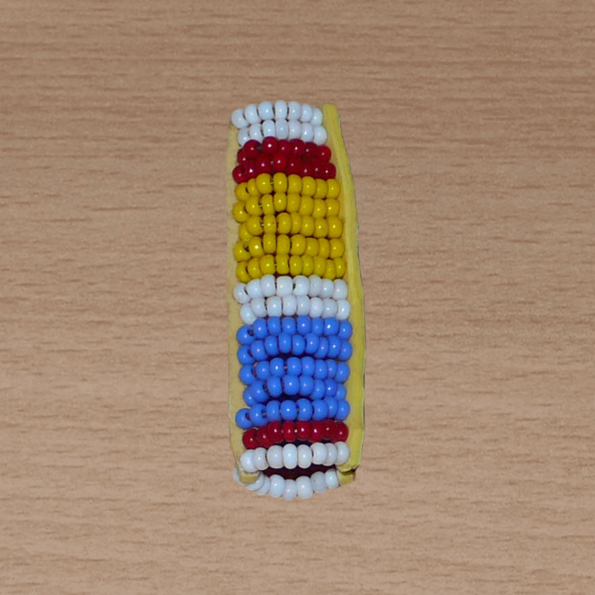 Bijou de locs africain Massai en perles de rocaille bleues, jaunes, rouges et blanches.
