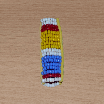 Bijou de locs africain Massai en perles de rocaille bleues, jaunes, rouges et blanches.