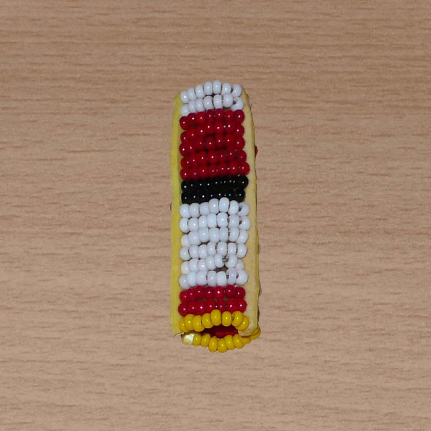 Bijou de locs africain Massai en perles de rocaille rouges, blanches, noires et jaunes.