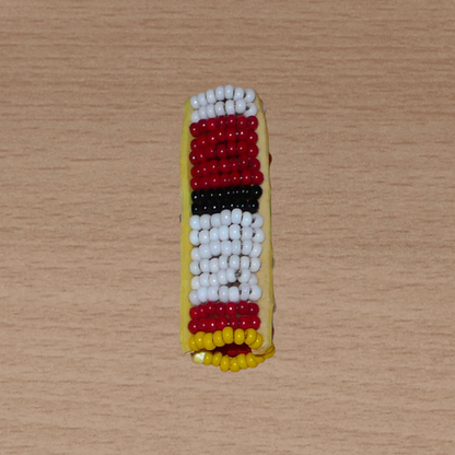 Bijou de locs africain Massai en perles de rocaille rouges, blanches, noires et jaunes.
