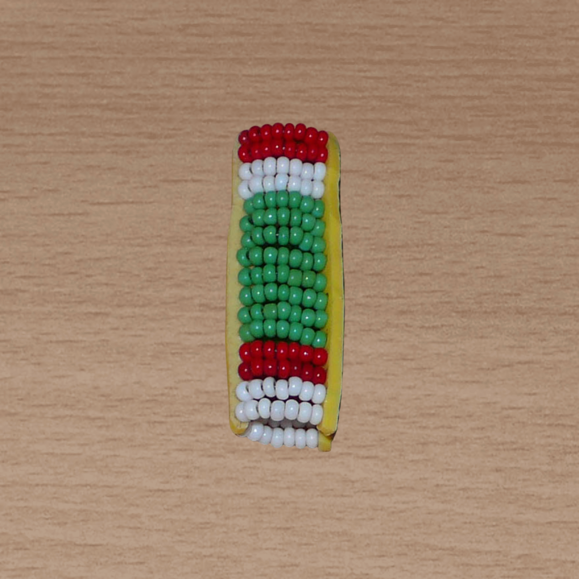 Bijou de locs africain Massai en perles de rocaille vertes, rouges et blanches.