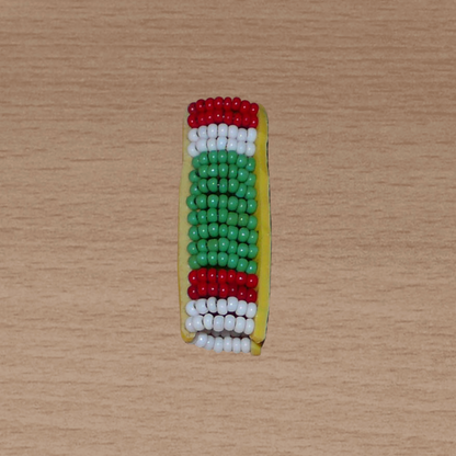 Bijou de locs africain Massai en perles de rocaille vertes, rouges et blanches.