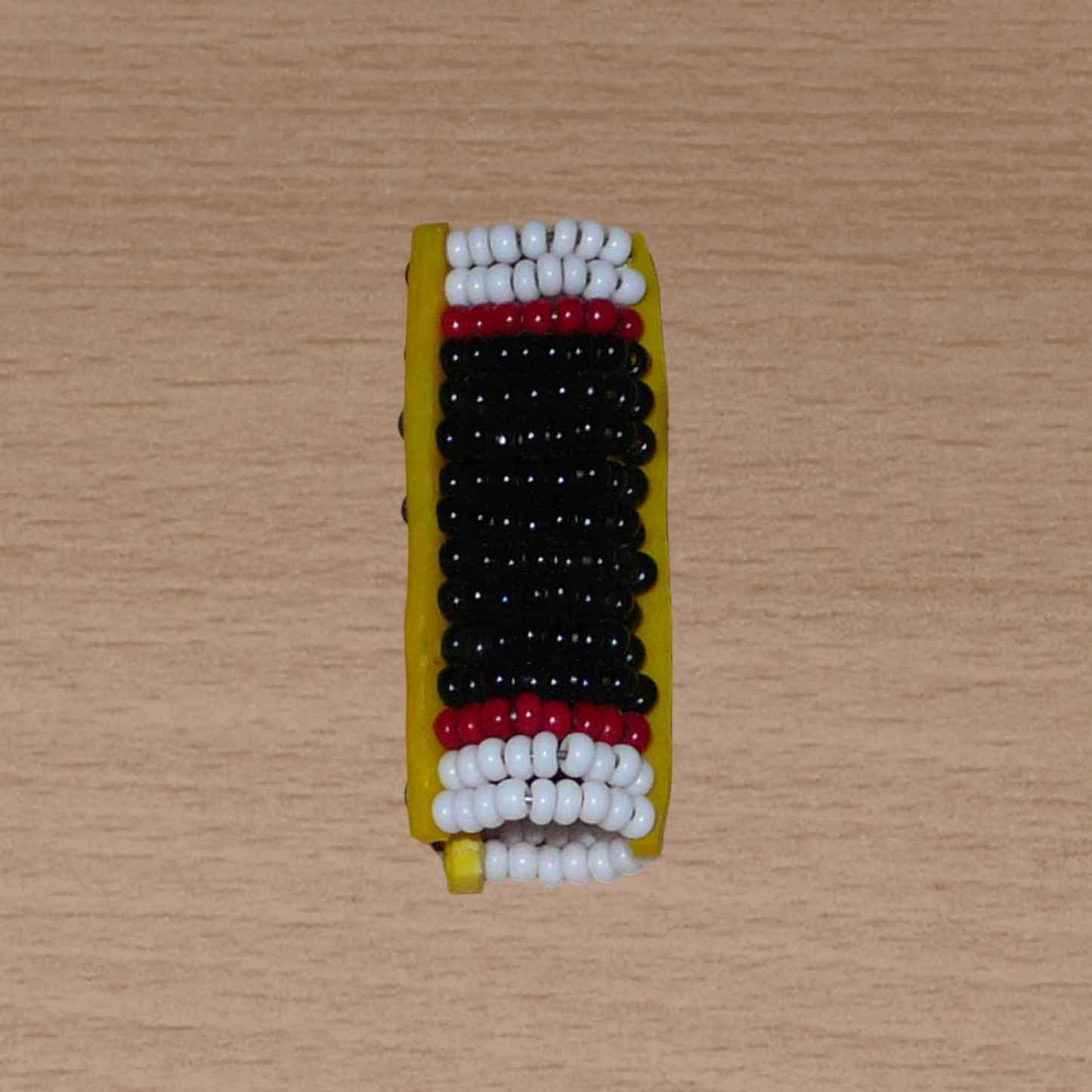 Bijou de locs africain Massai en perles de rocaille noires, blanches et rouges.