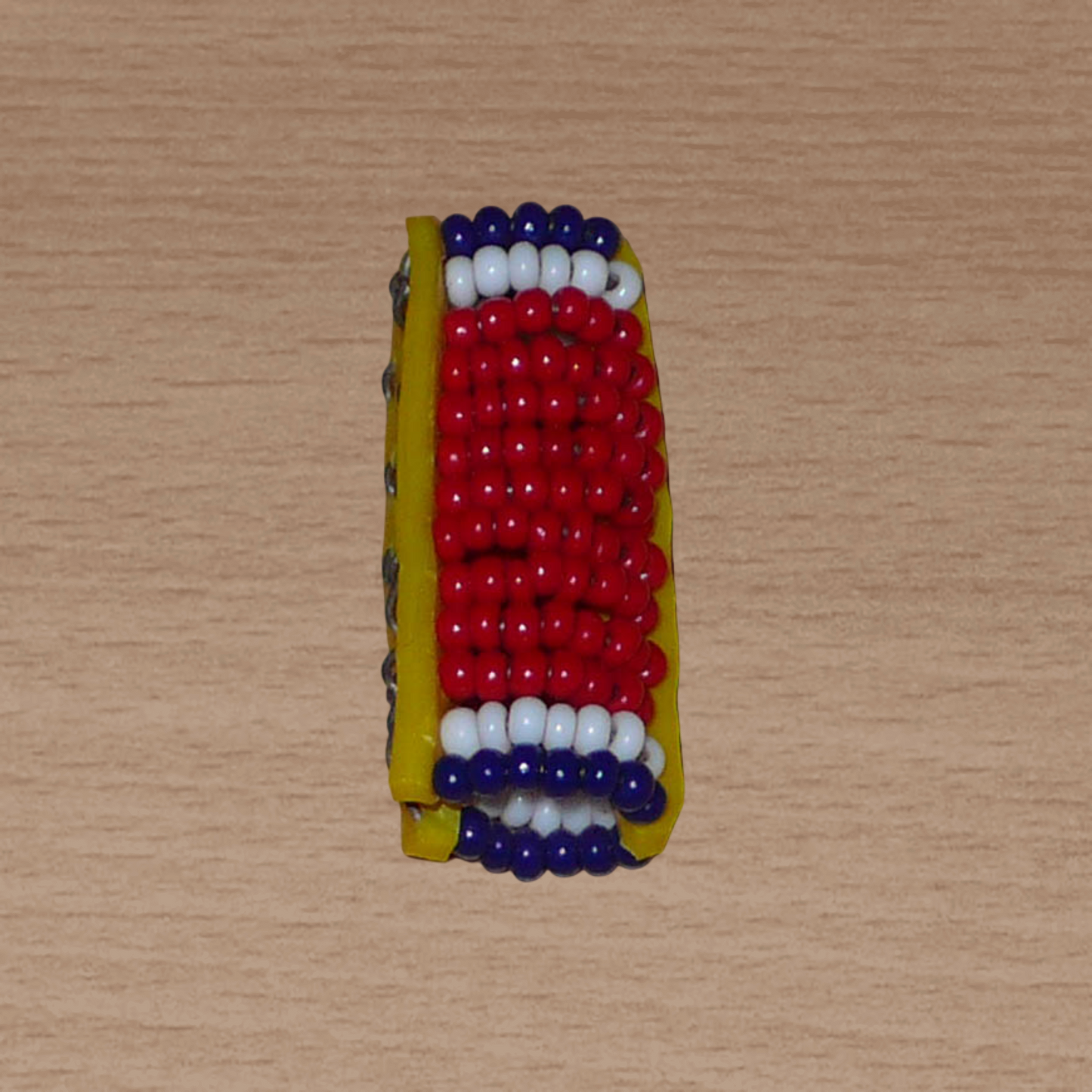 Bijou de locs africain Massai en perles de rocaille rouges, blanches et bleues.