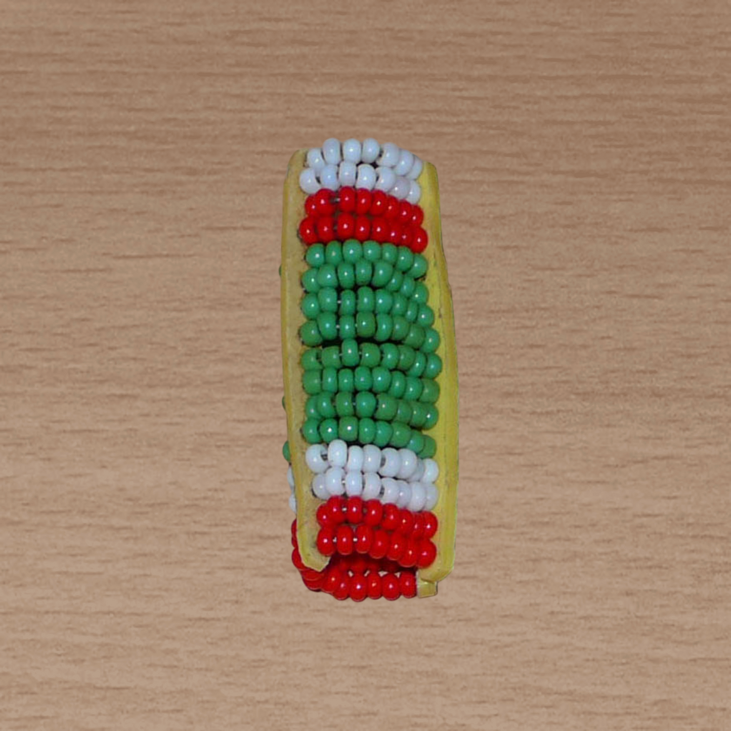 Bijou de locs africain Massai en perles de rocaille vertes, rouges et blanches.