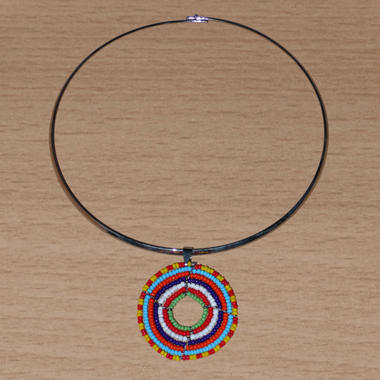 Bijou ethnique composé d'un collier ras de cou en laiton orné d'un médaillon aux couleurs évoquant les années 70 fait d'un tissage de perles de rocaille multicolores.