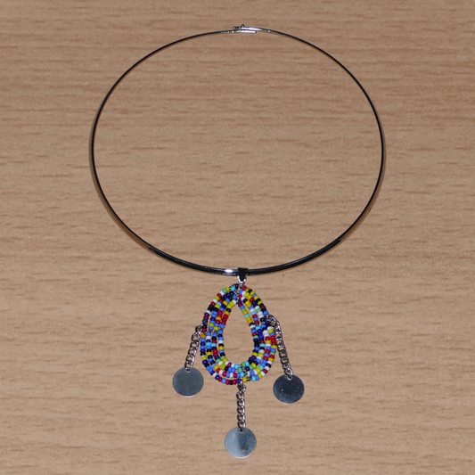 Collier ethnique chic composé d'un ras de cou en laiton agrémenté d'un pendentif en forme de goutte fait d'un mélange de perles de rocaille aux nuances bleutées et prolongé de chainettes ornées de petits disques métalliques.