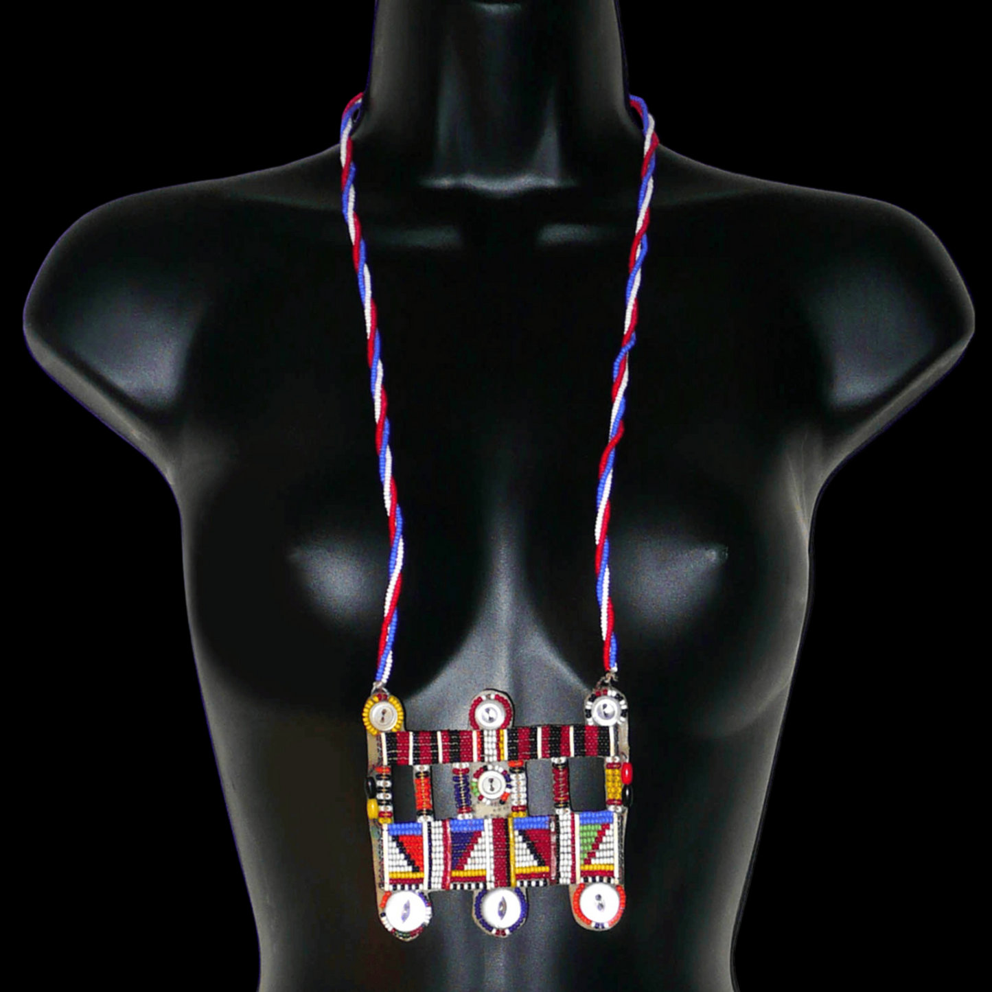 Collier africain traditionnel Massai de style sautoir composé d'une triple chaîne torsadée en perles de rocaille bleues, blanches et rouges ornée d'un large pendentif à motifs ethniques multicolores brodés de perles de rocaille et de boutons.
