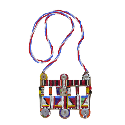 Collier africain traditionnel Massai de style sautoir composé d'une triple chaîne torsadée en perles de rocaille bleues, blanches et rouges ornée d'un large pendentif à motifs ethniques multicolores brodés de perles de rocaille et de boutons.