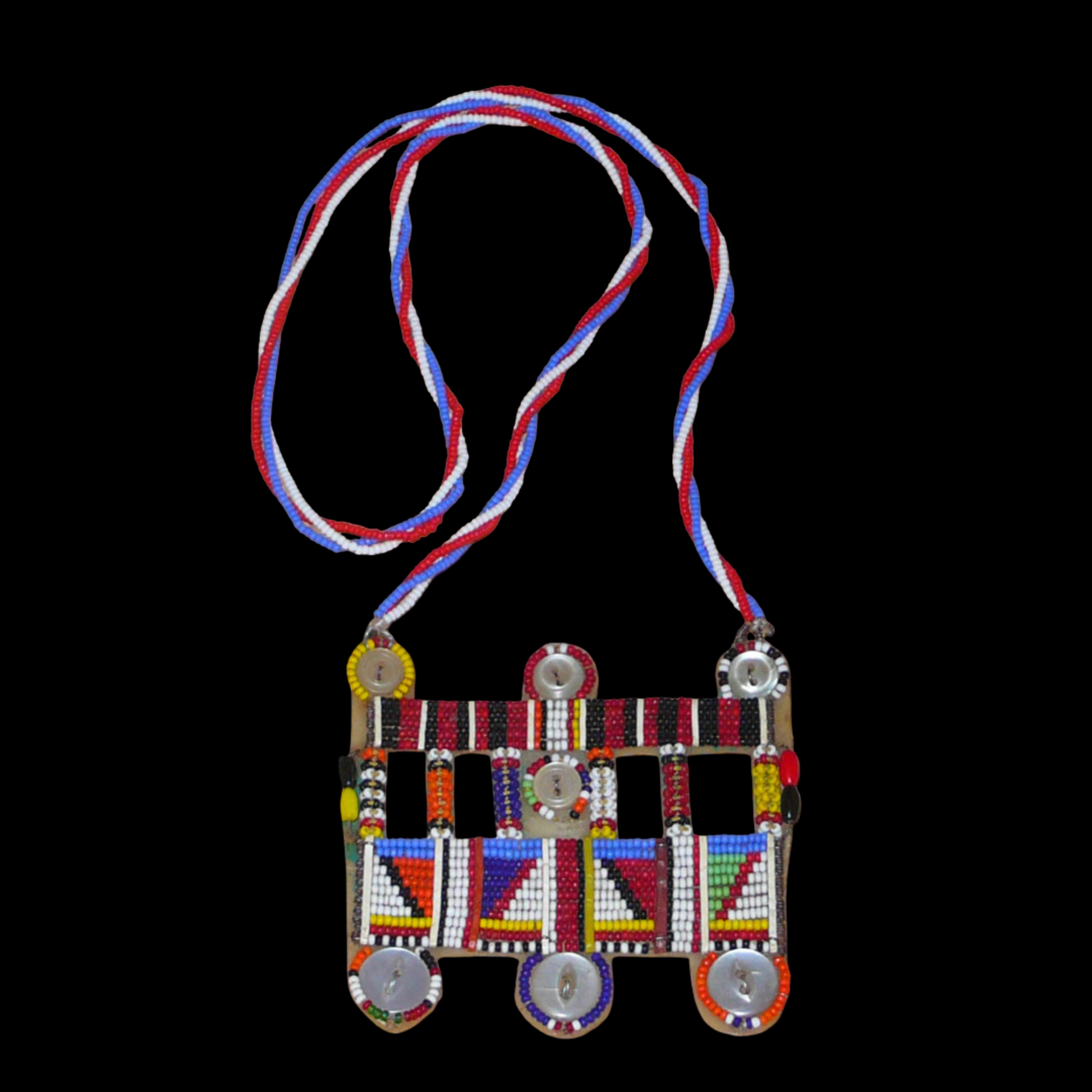 Collier africain traditionnel Massai de style sautoir composé d'une triple chaîne torsadée en perles de rocaille bleues, blanches et rouges ornée d'un large pendentif à motifs ethniques multicolores brodés de perles de rocaille et de boutons.