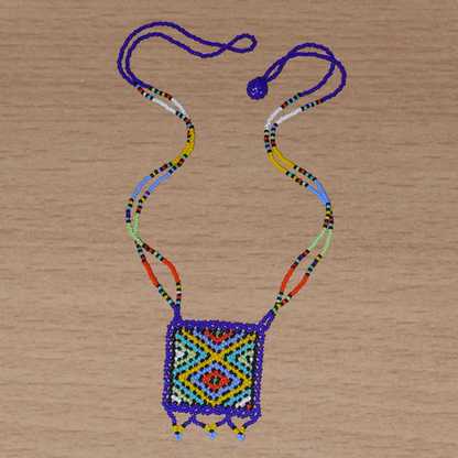 Collier africain avec pendentif à motifs ethniques ; de tradition sud-africaine, il est composé d'un tissage de perles de rocaille bleues et multicolores.