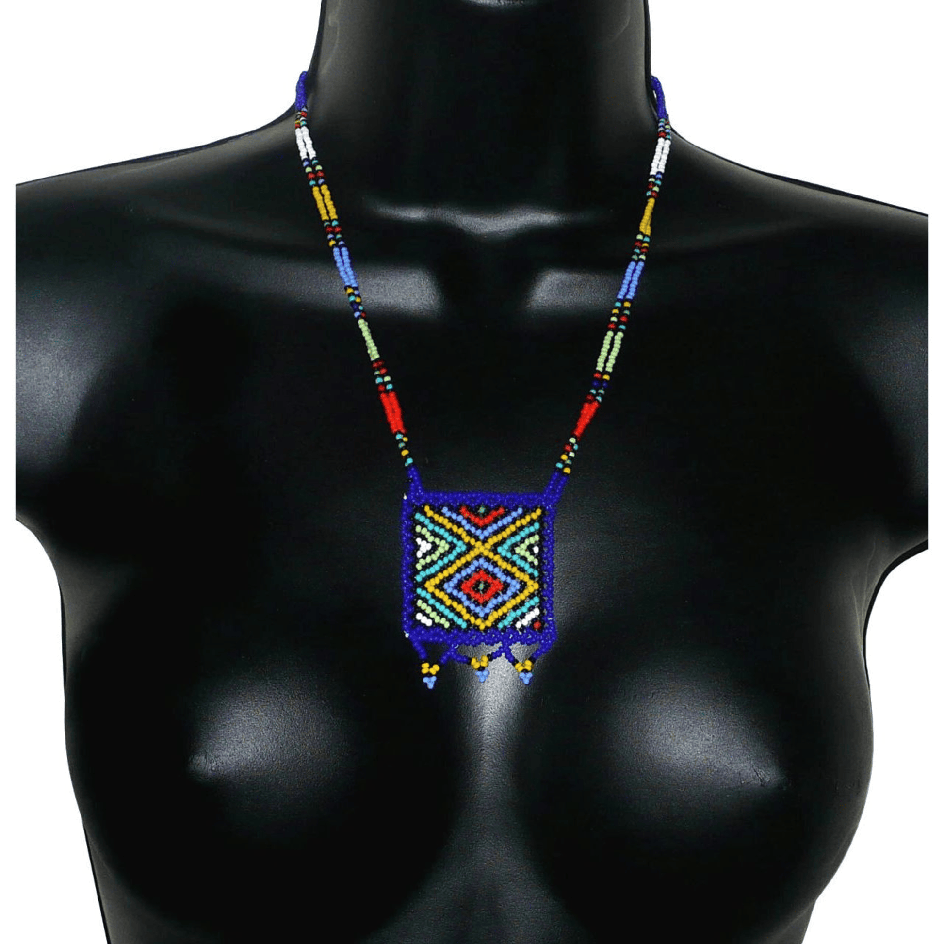 Collier africain avec pendentif à motifs ethniques ; de tradition sud-africaine, il est composé d'un tissage de perles de rocaille bleues et multicolores.