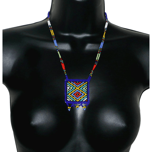 Collier africain avec pendentif à motifs ethniques ; de tradition sud-africaine, il est composé d'un tissage de perles de rocaille bleues et multicolores.