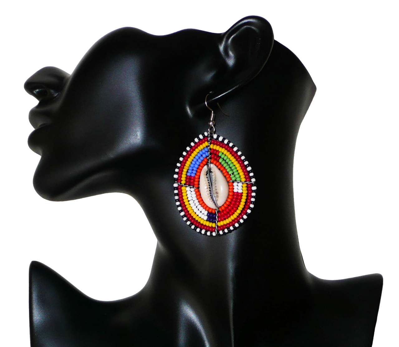 Boucles d'oreilles africaines ethniques composées de perles multicolores et de cauris montés en forme de boucliers Massai.  Elles mesurent 7 cm de long et 4 cm de large et se portent sur des oreilles percées.