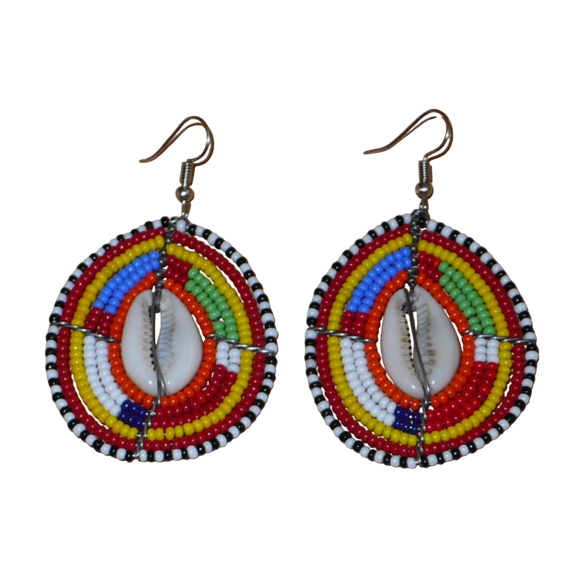 Boucles d'oreilles africaines ethniques composées de perles multicolores et de cauris montés en forme de boucliers Massai.  Elles mesurent 7 cm de long et 4 cm de large et se portent sur des oreilles percées.
