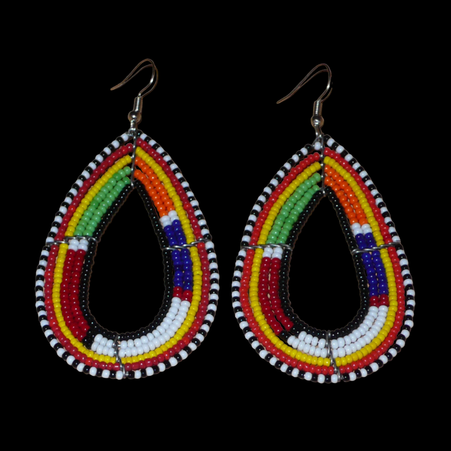 Ajoutez de la couleur à votre look avec ces boucles d'oreilles africaines multi-rangs à motifs ethniques traditionnels Massai. Fabriquées par des artisans kenyans, elles se composent de perles de rocaille noires et multicolores glissées sur six rangées de fils de fer montés en forme de gouttes. Ces boucles d'oreilles mesurent 8.5 cm de long et 4.5 cm de large ; elles se portent avec des crochets en acier inoxydable sur des oreilles percées.
