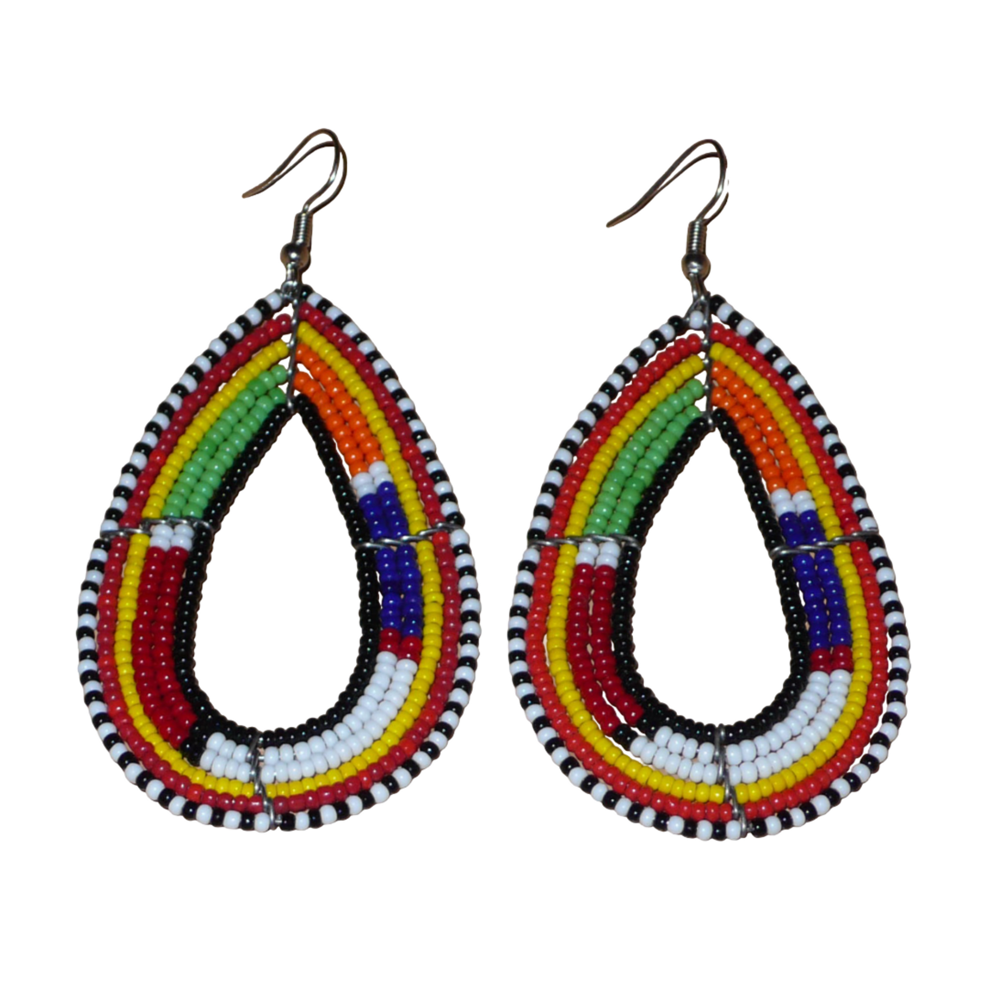 Ajoutez de la couleur à votre look avec ces boucles d'oreilles africaines multi-rangs à motifs ethniques traditionnels Massai. Fabriquées par des artisans kenyans, elles se composent de perles de rocaille noires et multicolores glissées sur six rangées de fils de fer montés en forme de gouttes. Ces boucles d'oreilles mesurent 8.5 cm de long et 4.5 cm de large ; elles se portent avec des crochets en acier inoxydable sur des oreilles percées.
