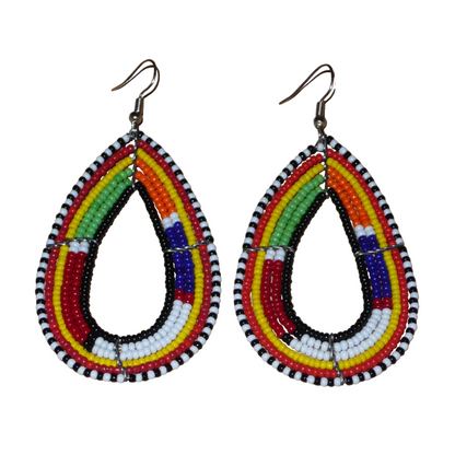 Ajoutez de la couleur à votre look avec ces boucles d'oreilles africaines multi-rangs à motifs ethniques traditionnels Massai. Fabriquées par des artisans kenyans, elles se composent de perles de rocaille noires et multicolores glissées sur six rangées de fils de fer montés en forme de gouttes. Ces boucles d'oreilles mesurent 8.5 cm de long et 4.5 cm de large ; elles se portent avec des crochets en acier inoxydable sur des oreilles percées.