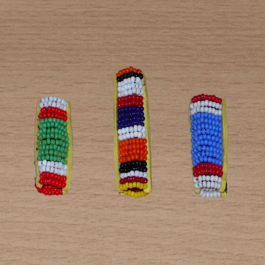 Lot de trois bijoux africains Massai pour dreadlocks composés de perles de rocaille multicolores. Ces accessoires se portent sur des locks fins ou de taille moyenne soit en les enfilant, soit en les appliquant par pression directement à l'endroit désiré.