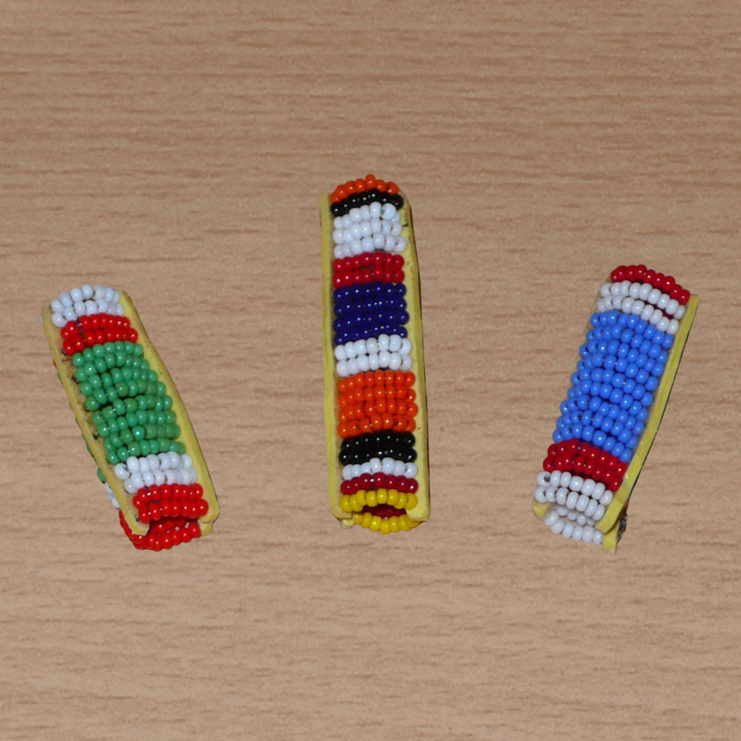 Lot de trois bijoux africains Massai pour dreadlocks composés de perles de rocaille multicolores. Ces accessoires se portent sur des locks fins ou de taille moyenne soit en les enfilant, soit en les appliquant par pression directement à l'endroit désiré.